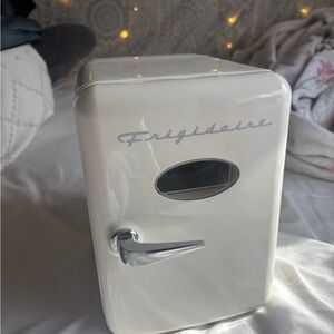 Frigidaire Mini Portable Cooler - White